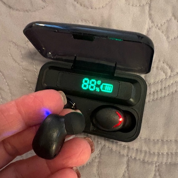 True wireless earbuds with power bank & digital display - Picture 8 of 8